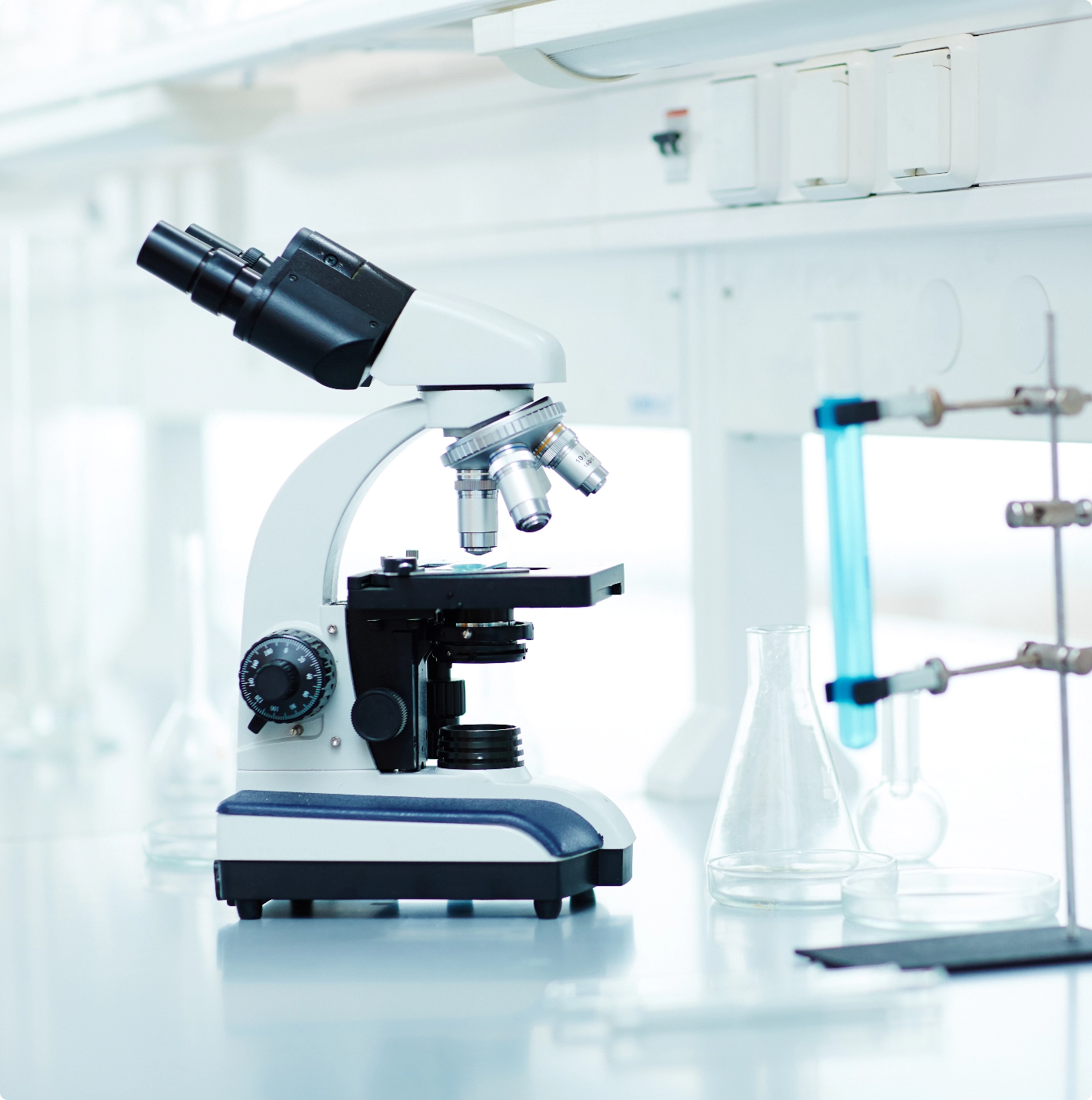Empty-laboratory-in-research-center-390049_2x.png